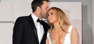 Jennifer Lopez boldogabb nem is lehetne, nem tud betelni a jegygyűrűjével