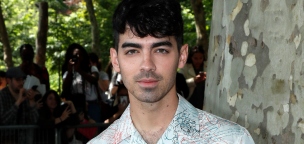 Joe Jonas rózsaszínre festette a haját a mellrák elleni küzdelem szimbólumaként