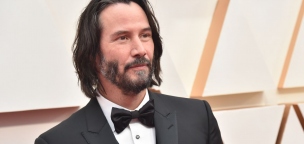 Keanu Reeves lazán feldobta a karácsonyfáját a Porschéja tetejére!