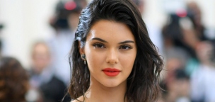Kendall Jenner Flash-szandáljára tényleg nincsenek szavak
