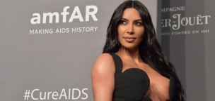 Kim Kardashian legújabb fotóin még a haja is kígyómintás lett