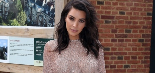 Kim Kardashian melltartó nélkül jelent meg a New York-i divat héten