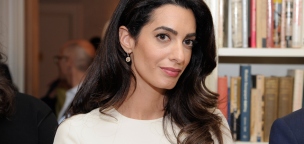 Kimenőt kapott és férje nélkül mulatott Amal Clooney