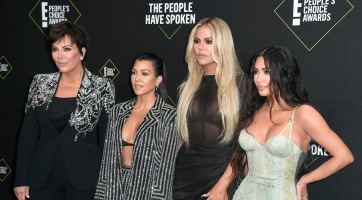 Kris Jenner szerint sem ő, sem két lánya nem fog soha oltár elé lépni