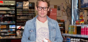 Macaulay Culkin még mindig a Reszkessetek betörőkkel csajozik
