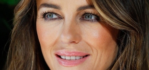 Már 50 éves, de még mindig elképesztően néz ki Liz Hurley