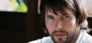 Ő lép fel James Blunt előtt