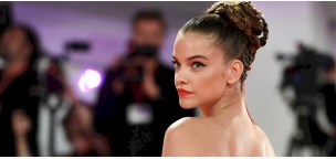 Palvin Barbara az Esztergomi Bazilika előtt pózol