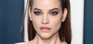 Palvin Barbara megtanult vezetni és máris egy Teslában pózol
