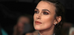 Produkció: Keira Knightley a fogain játszotta el a Despacitót