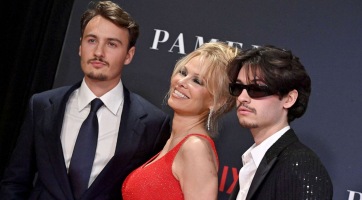 Ritka pillanat: Pamela Anderson két fiával vonult végig a vörös szőnyegen