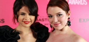 Selena Gomez és az egykori sorozatbeli barátnője nosztalgikus videóval emlékeztek a Disney-s korszakukra