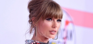 Talpig fémbe öltözött Taylor Swift az American Music Awards-on