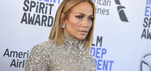 Teljesen meztelenül feszít legújabb lemezborítóján Jennifer Lopez