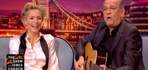 Tom Hanks gitározik, Gillian Anderson pedig énekel? Hidd el, ezt hallani akarod!
