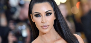 Erotikus: mézet öntöttek a fejére, úgy fotózták le Kim Kardashiant