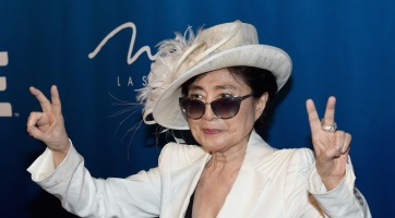 Yoko Ono azt állítja, hogy minden nap több kilométert sétál, pedig tolószékhez van kötve