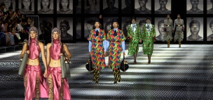 A Gucci 68 egypetéjű ikerpárral mutatta be legújabb kollekcióját a milánói divathéten