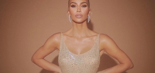 Előkerült egy felvétel, amin épp Kim Kardashiant próbálják beleszuszakolni Marilyn Monroe ruhájába