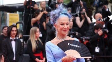 Helen Mirren kék hajjal debütált a Cannes-i Filmfesztiválon