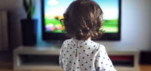 Már napi 1 órányi tévézéstől elhízhatnak a gyerekek