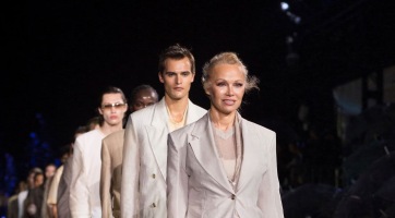 Pamela Anderson nyitotta meg a Boss divatbemutatóját Miamiban