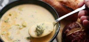 Cheddar sajtos brokkoli leves