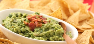 Guacamole tortilla chips-szel