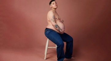 Egy terhes transznemű férfi szerepel a legfrissebb brit Glamour magazin címlapján