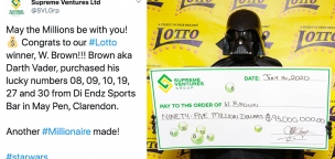 Egy jamaicai lottónyertes Darth Vader maszkban vette át a 95 millió dolláros nyereményét