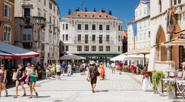 Horvátország bekeményít, bizonyos városokban nem lehet fürdőruhában mászkálni