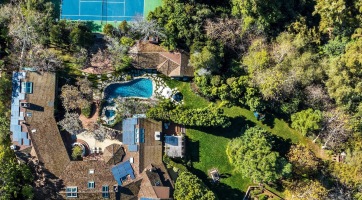 Jim Carrey eladja Los Angeles-i otthonát, ahol 30 évig élt